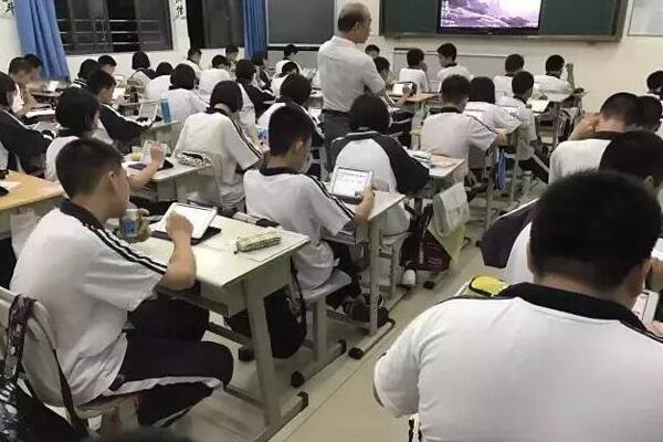 師生人手一臺平板電腦 ,這樣的課堂你上過嗎？